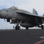 JD Vance fala à mídia em Budapeste, Hungria, na terça-feira.