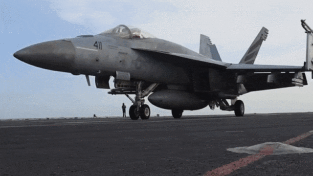 JD Vance fala à mídia em Budapeste, Hungria, na terça-feira.