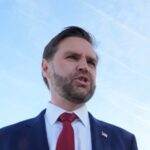 O vice-presidente JD Vance fala à imprensa antes de voar para Islamabad.