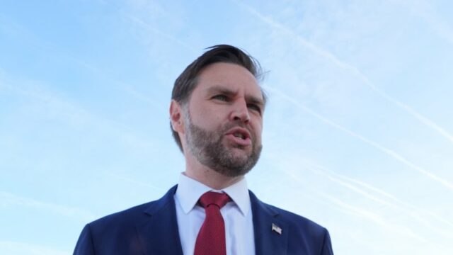 O vice-presidente JD Vance fala à imprensa antes de voar para Islamabad.