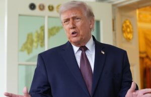 Atualizações ao vivo da guerra EUA-Irã: o bloqueio de Trump ao Estreito de Ormuz entra em vigor; Trump exclui imagem de si mesmo como Jesus Cristo; Teerã quer “muito” um acordo, diz presidente dos EUA A imagem gerada por IA postada por Donald Trump mostrando-se como uma figura messiânica.