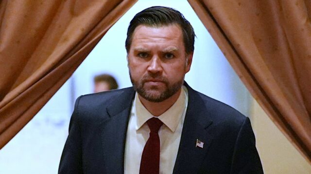 Atualizações ao vivo da guerra EUA-Irã: viagem de JD Vance ao Paquistão para negociações de paz 'em espera'; O Irão ainda não decidiu participar; Soldados israelenses punidos por destruir estátua de Jesus
