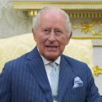 O presidente dos EUA, Donald Trump, apresenta uma representação artística do interior do novo salão de baile da Casa Branca.