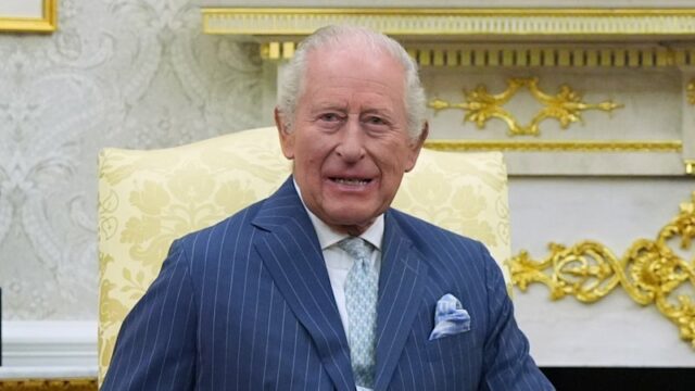 O presidente dos EUA, Donald Trump, apresenta uma representação artística do interior do novo salão de baile da Casa Branca.