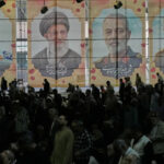 Jalaa Marey/AFP via Getty Images - FOTO: Tanques e veículos militares israelenses passam pela estrada entre casas destruídas no sul do Líbano, perto da fronteira com Israel, em 25 de abril de 2026.