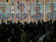 Atualizações ao vivo do Irã: Trump diz que o Irã ‘informou’ os EUA que está em um ‘estado de colapso’ Jalaa Marey/AFP via Getty Images - FOTO: Tanques e veículos militares israelenses passam pela estrada entre casas destruídas no sul do Líbano, perto da fronteira com Israel, em 25 de abril de 2026.