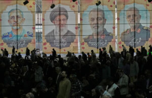 Atualizações ao vivo do Irã: Trump diz que o Irã ‘informou’ os EUA que está em um ‘estado de colapso’ Jalaa Marey/AFP via Getty Images - FOTO: Tanques e veículos militares israelenses passam pela estrada entre casas destruídas no sul do Líbano, perto da fronteira com Israel, em 25 de abril de 2026.