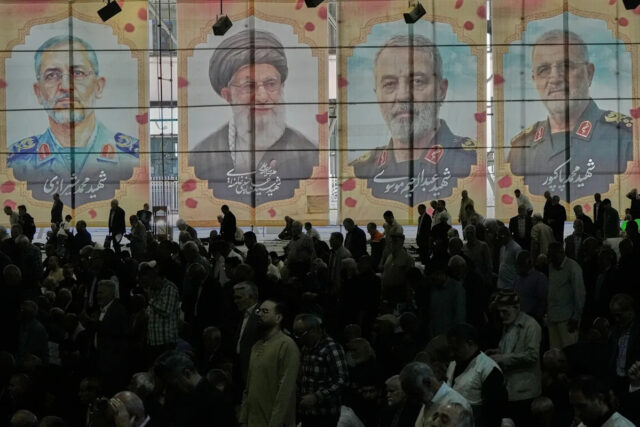 Jalaa Marey/AFP via Getty Images - FOTO: Tanques e veículos militares israelenses passam pela estrada entre casas destruídas no sul do Líbano, perto da fronteira com Israel, em 25 de abril de 2026.