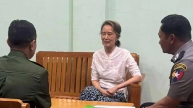 Uma imagem divulgada pela TV estatal de Mianmar mostrou Suu Kyi detida – mas não se sabe quando foi tirada. 