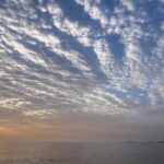 O sol nasce atrás de um navio-tanque ancorado no Estreito de Ormuz, na costa da Ilha Qeshm, no Irã.