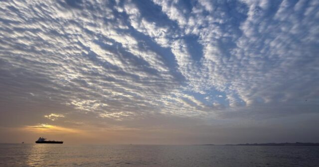 O sol nasce atrás de um navio-tanque ancorado no Estreito de Ormuz, na costa da Ilha Qeshm, no Irã.