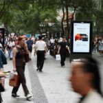 Compradores no Pitt Street Mall em Sydneys