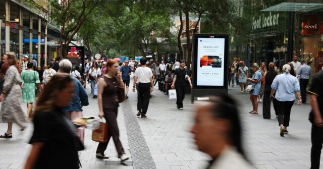 Compradores no Pitt Street Mall em Sydneys