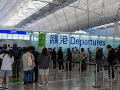 Australianos alertaram que seu telefone poderia ser apreendido no aeroporto do local de férias Os viajantes fazem fila no Aeroporto Internacional de Hong Kong.