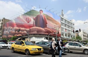 Autoridades do Irã projetam postura mais dura com mais negociações no horizonte Policiais montam guarda atrás de uma barricada perto do Serena Hotel, enquanto o Paquistão se prepara para receber os EUA e o Irã para a segunda rodada de negociações de paz, em Islamabad, Paquistão, 25 de abril de 2026. REUTERS/Asim Hafeez