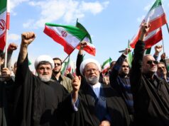 Autoridades iranianas aguardam “vitória” na guerra enquanto apoiadores comemoram aniversário de 1979 Pessoas em luto se reúnem durante um cortejo fúnebre em Teerã, Irã, em 1º de abril de 2026, para Alireza Tangsiri, chefe da Marinha do Corpo da Guarda Revolucionária Islâmica do Irã, e outros mortos em ataques israelenses no final de março.