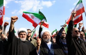 Autoridades iranianas aguardam “vitória” na guerra enquanto apoiadores comemoram aniversário de 1979 Pessoas em luto se reúnem durante um cortejo fúnebre em Teerã, Irã, em 1º de abril de 2026, para Alireza Tangsiri, chefe da Marinha do Corpo da Guarda Revolucionária Islâmica do Irã, e outros mortos em ataques israelenses no final de março.