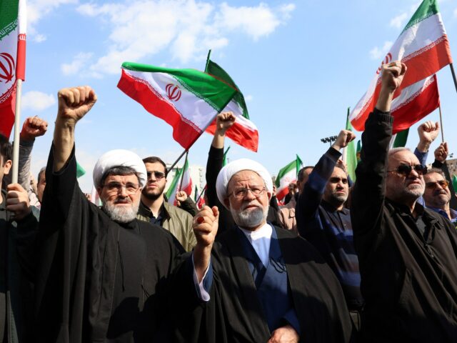 Pessoas em luto se reúnem durante um cortejo fúnebre em Teerã, Irã, em 1º de abril de 2026, para Alireza Tangsiri, chefe da Marinha do Corpo da Guarda Revolucionária Islâmica do Irã, e outros mortos em ataques israelenses no final de março. 