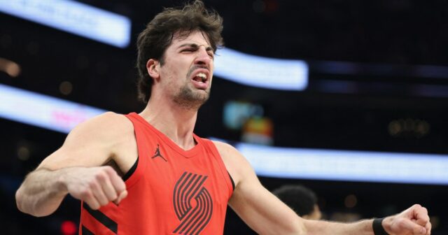 Deni Avdija em ação.