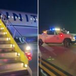 Membros da tripulação de emergência nas escadas que levam a um avião da United Airlines após uma ameaça de bomba.