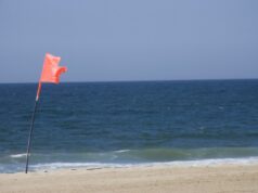 Aviso emitido quando homem morre salvando seus filhos na praia Aviso emitido quando homem morre salvando seus filhos na praia