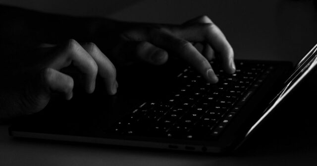 Apple alerta usuários de iPhone em 100 países que são vítimas de spyware | Foto assustadora e discreta em preto e branco de mãos digitando em um teclado