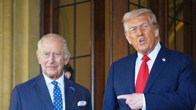 Donald Trump (à direita) encontra o rei Charles no Castelo de Windsor durante sua visita de estado britânica no ano passado.