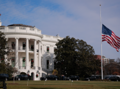 Bandeiras dos EUA podem voar com metade do mastro em nova data todos os anos File image: The flag on the south lawn of the White House flies at half staff on December 04, 2025 in Washington, DC.