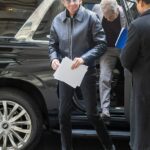 Barry Manilow foi visto em público pela primeira vez na quinta-feira desde que cancelou seus shows em meio à batalha contra o câncer.