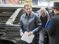 Barry Manilow, 82, visto pela primeira vez desde que ‘perdeu a voz’ em meio à batalha contra o câncer de pulmão Barry Manilow foi visto em público pela primeira vez na quinta-feira desde que cancelou seus shows em meio à batalha contra o câncer.