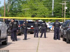 Bebê entre OITO crianças mortas a tiros enquanto policiais perseguem atirador em um bairro tranquilo da Louisiana Um atirador não identificado abriu fogo na manhã de domingo em Shreveport, Louisiana, matando oito crianças.