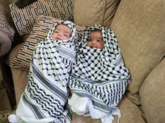 Bebês gêmeos comparecem ao funeral de seu pai após ataque de colonos israelenses Bebês gêmeos comparecem ao funeral de seu pai após ataque de colonos israelenses