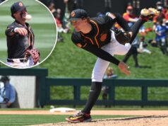 Beisebol da USC completa varredura em Purdue com vitória desenfreada Um arremessador de beisebol com uniforme preto e laranja no meio da entrega.