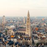 Um tribunal em Antuérpia considerou um homem culpado de drogar e violar três das suas ex-companheiras. Na foto: vista geral da cidade de Antuérpia