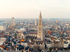 ‘Belga Dominique Pelicot’ que drogou e estuprou três parceiros é preso enquanto policiais encontram 100.000 imagens de vítimas inocentes, incluindo enteada menor de idade Um tribunal em Antuérpia considerou um homem culpado de drogar e violar três das suas ex-companheiras. Na foto: vista geral da cidade de Antuérpia