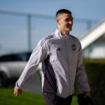 Benjamin Sesko diz que um de seus companheiros de equipe no Man Utd o ajuda muito nos treinos