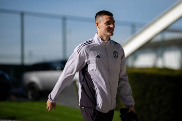 Benjamin Sesko diz que um de seus companheiros de equipe no Man Utd o ajuda muito nos treinos
