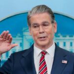 O secretário do Tesouro dos EUA, Scott Bessent, fala durante uma coletiva de imprensa na Sala de Briefing de Imprensa James S. Brady, na Casa Branca.