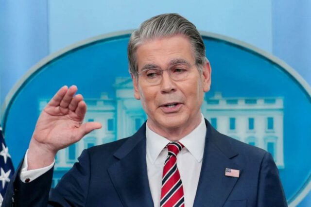 Bessent diz ao Post que nenhum imposto sobre horas extras O secretário do Tesouro dos EUA, Scott Bessent, fala durante uma coletiva de imprensa na Sala de Briefing de Imprensa James S. Brady, na Casa Branca.