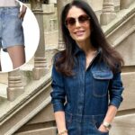 Mulher modelando short jeans com lavagem clara e sandália preta.