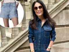 Bethenny Frankel está ‘obcecada’ por esses shorts jeans ‘há anos’ Mulher modelando short jeans com lavagem clara e sandália preta.