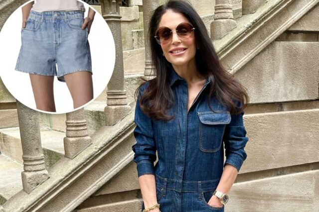 Mulher modelando short jeans com lavagem clara e sandália preta.