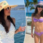Bethenny Frankel parada no oceano usando um biquíni roxo e chapéu de sol.