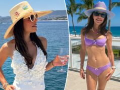 Bethenny Frankel sobre a preparação para sua estreia na Sports Illustrated Swimsuit aos 55 anos: ‘Estou aparecendo para mulheres da minha idade’ Bethenny Frankel parada no oceano usando um biquíni roxo e chapéu de sol.