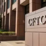Fora do escritório da Commodity Futures Trading Commission (CFTC). Edifício marrom com uma placa dizendo 'CFTC'