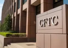 Better Markets insta os tribunais a permitirem que os estados regulem os mercados de previsão, não o CFTC Fora do escritório da Commodity Futures Trading Commission (CFTC). Edifício marrom com uma placa dizendo 'CFTC'