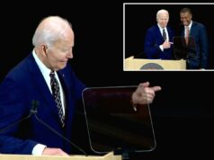 Biden exige desajeitadamente que um curador da Universidade de Syracuse que ‘se parece’ com Obama se junte a ele no pódio: ‘Barack, o que você está fazendo?’ Joe Biden aponta para um pódio ao lado de um homem rindo.