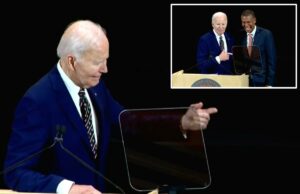 Biden exige desajeitadamente que um curador da Universidade de Syracuse que ‘se parece’ com Obama se junte a ele no pódio: ‘Barack, o que você está fazendo?’ Joe Biden aponta para um pódio ao lado de um homem rindo.
