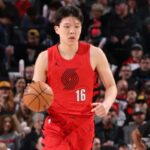 Yang Hansen nº 16 do Portland Trail Blazers dribla a bola durante o jogo contra o Washington Wizards em 29 de março de 2026 no Moda Center Arena em Portland, Oregon.