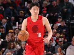 Blazers multados em US$ 100 mil, executivos suspensos após interferir no drama com Yang Hansen Yang Hansen nº 16 do Portland Trail Blazers dribla a bola durante o jogo contra o Washington Wizards em 29 de março de 2026 no Moda Center Arena em Portland, Oregon.